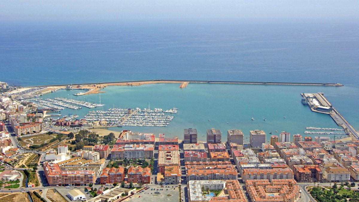 Marina w Torrevieja z jachtami w spokojny majowy dzień na Costa Blanca