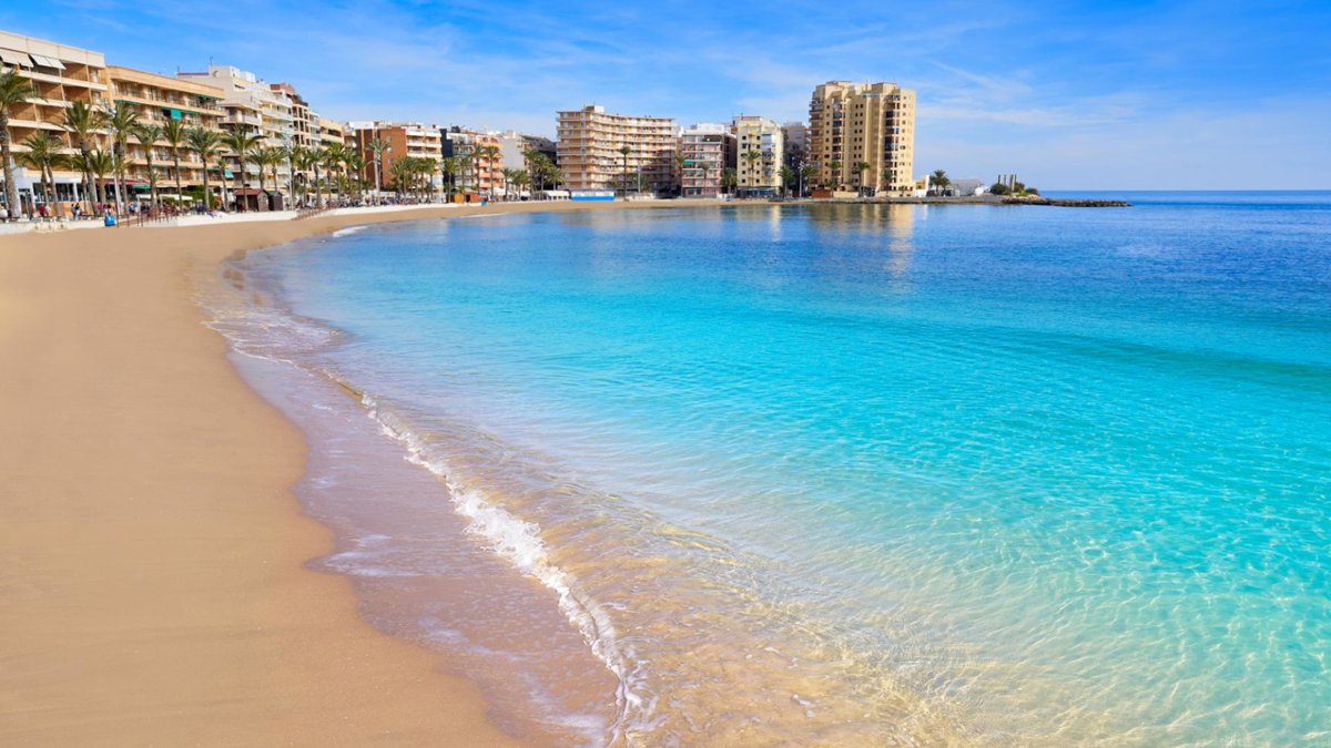 Wide sandy beach in Torrevieja with space for games and families